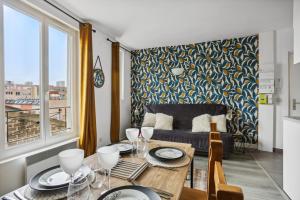 uma sala de estar com uma mesa e um sofá em 811 Suite Dream - Superb apartment em Bagnolet