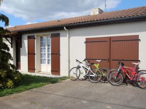 un groupe de vélos garés à l'extérieur d'un bâtiment dans l'établissement Gîte Saint-Denis-du-Payré, 3 pièces, 4 personnes - FR-1-426-403, à Saint-Denis-du-Payré