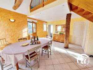 een keuken en eetkamer met een tafel en stoelen bij Gîte Courbeveille, 3 pièces, 6 personnes - FR-1-600-35 