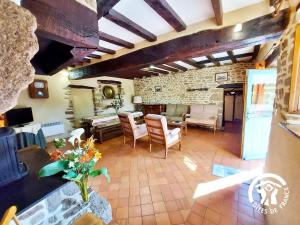 een grote woonkamer met een tafel en stoelen bij Gîte Saint-Aubin-Fosse-Louvain, 4 pièces, 7 personnes - FR-1-600-50 in Saint-Aubin-Fosse-Louvain