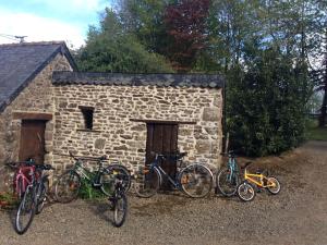 een groep fietsen geparkeerd buiten een stenen gebouw bij Gîte Saint-Aubin-Fosse-Louvain, 4 pièces, 7 personnes - FR-1-600-50 in Saint-Aubin-Fosse-Louvain