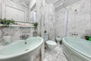 倫敦的住宿－Flat in Baker Street，带浴缸、卫生间和盥洗盆的浴室