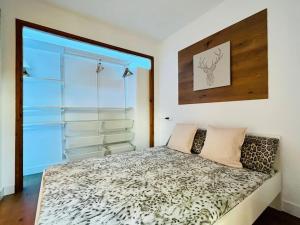 een slaapkamer met een bed en een groot raam bij Encantador Apartamento en Pla de l’Ermita in Pla de l'Ermita