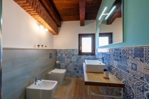 a bathroom with two sinks and a toilet at Holiday Mulas in Marina di Casalvelino