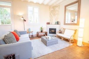 ein Wohnzimmer mit einem Sofa und einem Kamin in der Unterkunft The Amboisian getaway - Small house for 2 people. in Amboise