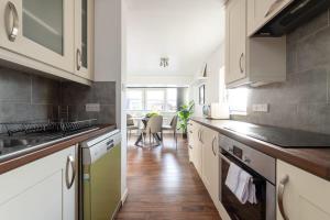 Köök või kööginurk majutusasutuses City Center,2 Bedroom Apartment with Parking +35 fotot