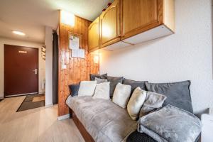 een woonkamer met een bank in een kamer bij Residence Les Montagnes - 6 pers in Bellevaux