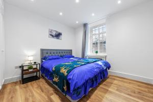 a bedroom with a large bed and a window at Modern Flat near Hyde Park in London