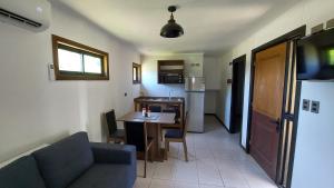 Estación PintoCabañas CAVACI的带沙发和桌子的客厅和厨房