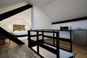 - une chambre avec une mezzanine dotée d'un lit et d'un escalier dans l'établissement NG SuiteHome - Lille l Tourcoing l Haute - Duplex 4 pers - Balnéo - Netflix - Wifi, à Tourcoing