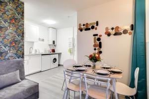 Il comprend une cuisine et un salon avec une table et des chaises. dans l'établissement 805 Suite Amazing - Superbe Duplex, à Bagnolet