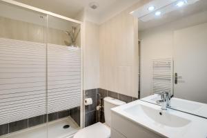 La salle de bains est pourvue d'un lavabo, de toilettes et d'une douche. dans l'établissement 805 Suite Amazing - Superbe Duplex, à Bagnolet
