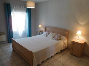 una camera da letto con un letto grande e una finestra di Charmant gîte familial avec terrasse, garage et jardin clos à Pont-la-Ville - FR-1-611-35 a Pont-la-Ville