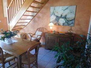 een eetkamer met een tafel en stoelen en een trap bij Gîte Langres, 2 pièces, 2 personnes - FR-1-611-43 in Langres