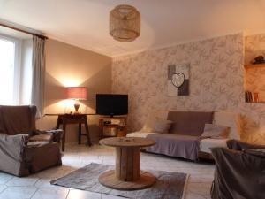 ein Wohnzimmer mit einem Bett und einem Tisch in der Unterkunft Gîte Breuvannes-en-Bassigny, 3 pièces, 5 personnes - FR-1-611-44 in Breuvannes