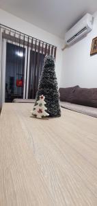 Un árbol de Navidad en el suelo de una habitación en Zlatna iskra, en Ruđinci