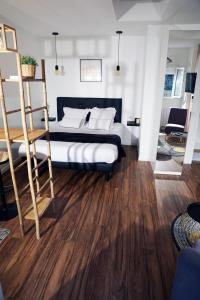 Schlafzimmer mit einem Bett und einer Holzleiter in der Unterkunft Eiffel Tour Cosy chesterfield in Paris