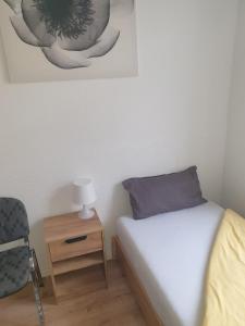 een slaapkamer met een bed, een stoel en een tafel bij Monteur Zimmer in Wurzen