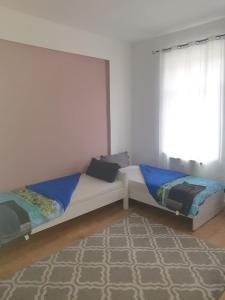 een slaapkamer met 2 bedden en een raam bij Monteur Zimmer in Wurzen