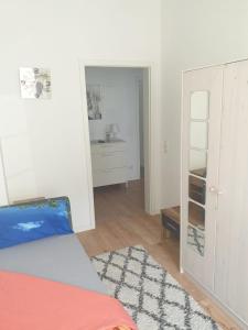 een slaapkamer met een bed en een kamer met een spiegel bij Monteur Zimmer in Wurzen