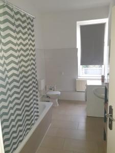 een badkamer met een bad en een douchegordijn bij Monteur Zimmer in Wurzen