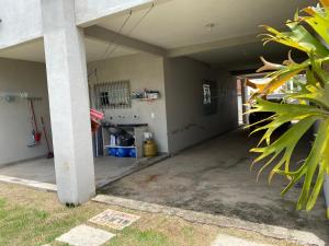 een lege garage met een kamer met een tafel bij Casa 1km praia in São Mateus