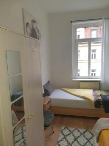 een kleine slaapkamer met een bed en een raam bij Monteur Zimmer in Wurzen