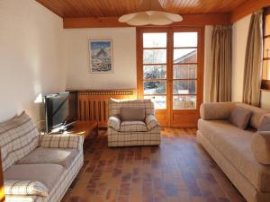 een woonkamer met 2 banken en een tv bij Appartement Samoëns, 2 pièces, 5 personnes - FR-1-624-45 in Samoëns