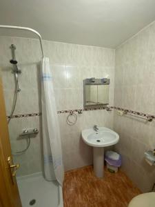 a bathroom with a sink and a shower at Balcones de Madrid in Parada del Sil