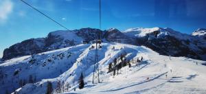 a ski lift going up a snowy mountain at Arena Franz Ferdinand Nassfeld in Tröpolach