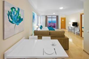 A television and/or entertainment centre at Kn Aparthotel Panorámica