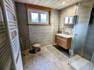 a bathroom with a shower and a sink at Maison spacieuse près de Gérardmer - 4 pers, ski, randos, lac, bébé ok - FR-1-589-374 in Vagney +15 photos