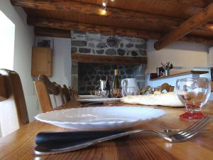 una mesa de madera con un plato, un tenedor y un cuchillo en Gîte Mézères, 6 pièces, 13 personnes - FR-1-582-330, en Mézères