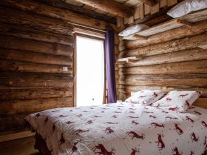 Ένα ή περισσότερα κρεβάτια σε δωμάτιο στο Chalet Authentique en Forêt, 6 Pers, Proche Gérardmer, Sentiers & Stations de Ski - FR-1-589-378