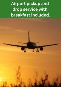 カトゥナーヤカにあるAirport 4 Season Transit Hotelの夕日を浴びながら空を飛ぶ飛行機