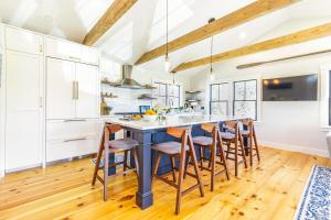 Fotografie z fotogalerie ubytování Renovated kitchen less than 2 miles to Beach! v destinaci Harwich