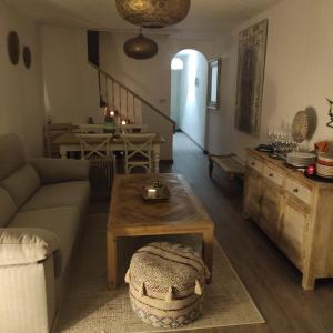- un salon avec un canapé et une table dans l'établissement L'AUNISA, à El Campello
