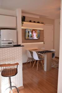 a kitchen and dining room with a table and chairs at Apartamento Marilândia Juiz de Fora in Juiz de Fora