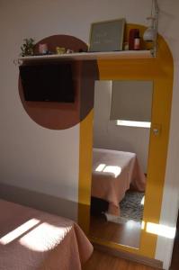 ジュイス・デ・フォーラにあるApartamento Marilândia Juiz de Foraの鏡とテーブル(テーブル席付)が備わる客室です。