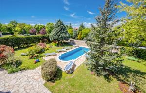 een uitzicht over het zwembad in de tuin bij Nice Home In Vrecari With Wi-fi in Nedeščina