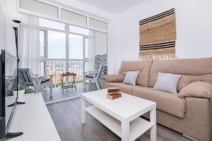 Televízia a/alebo spoločenská miestnosť v ubytovaní Impresionante vista al mar - Elegante apartamento