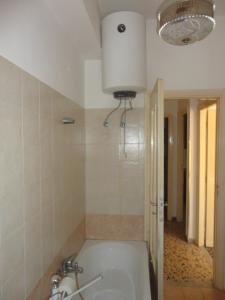 La salle de bains est pourvue d'une baignoire blanche et d'un lavabo. dans l'établissement Casa vacanza Nuvola Rossa KR7, à Crotone