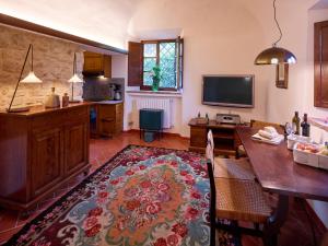 salon ze stołem i telewizorem w obiekcie Agriturismo Podere Cortilla w mieście Volterra