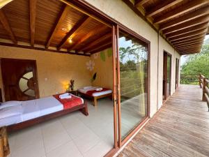 Zimmer mit einem Bett und einem Balkon in der Unterkunft Wisdom Forest Lodge in Tena