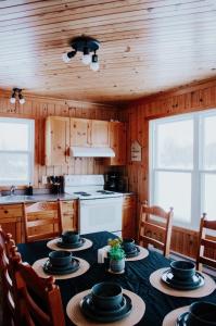 una cocina con una mesa con platos. en Chalet Le Huard, en Weedon-Centre