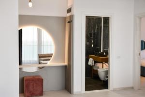 a bathroom with a mirror and a sink at Hotel Building Stefan Resort I in Mamaia Nord