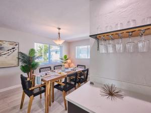 Fotografie z fotogalerie ubytování Luxurious 3 Bedroom on the Intracoastal v destinaci Riviera Beach