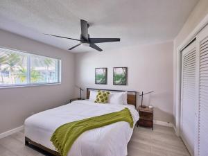 Schlafzimmer mit einem Bett und einem Deckenventilator in der Unterkunft Luxurious 3 Bedroom on the Intracoastal in Riviera Beach