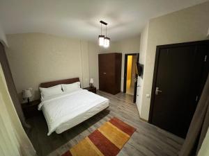 Postel nebo postele na pokoji v ubytování Cottage Crystal Bakuriani