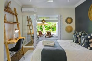 1 dormitorio con cama, escritorio y silla en Luxury Private Beach Villa centrally located. en Westbrook